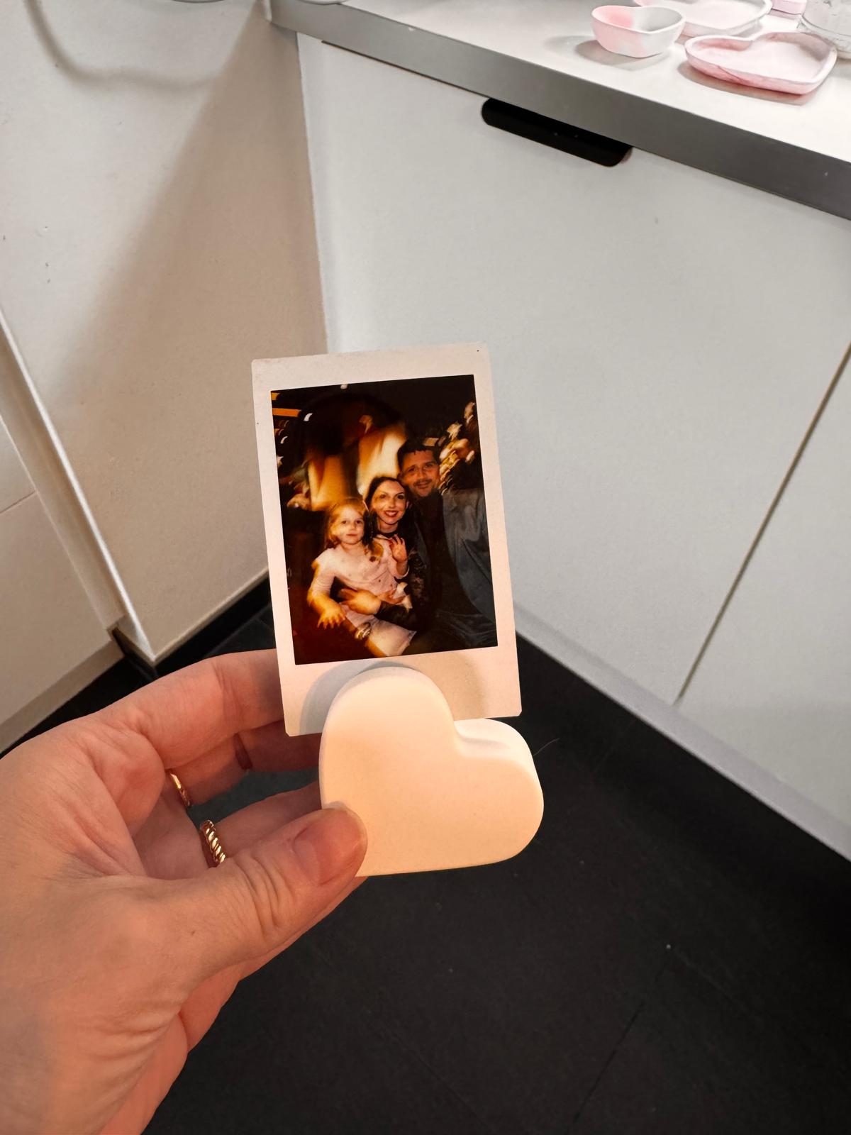 Herzförmiger Fotohalter mit eingestecktem Polaroid-Foto